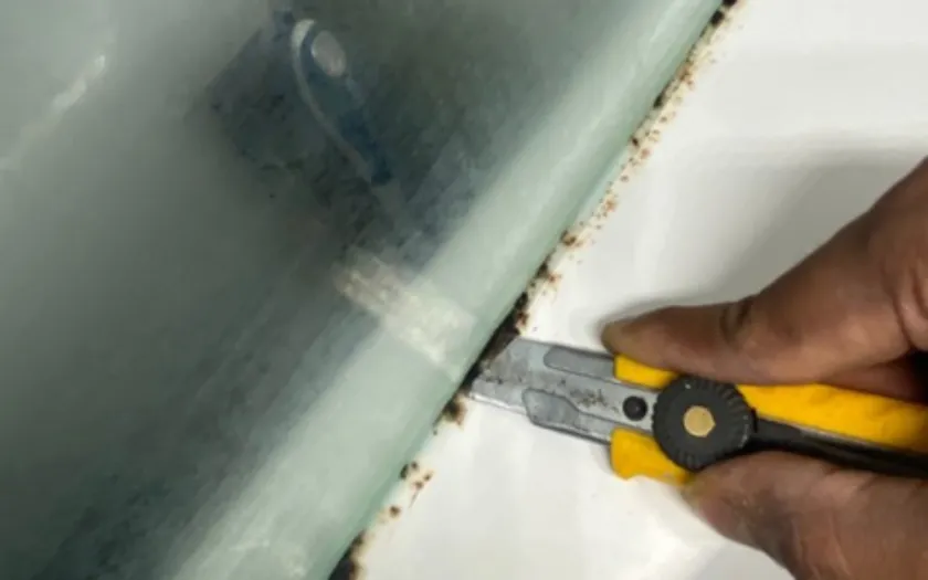 Keo Silicone bị ố vàng: