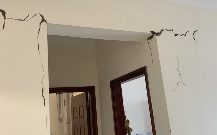 Vết nứt tại vị trí tiếp giáp giữa các vật liệu